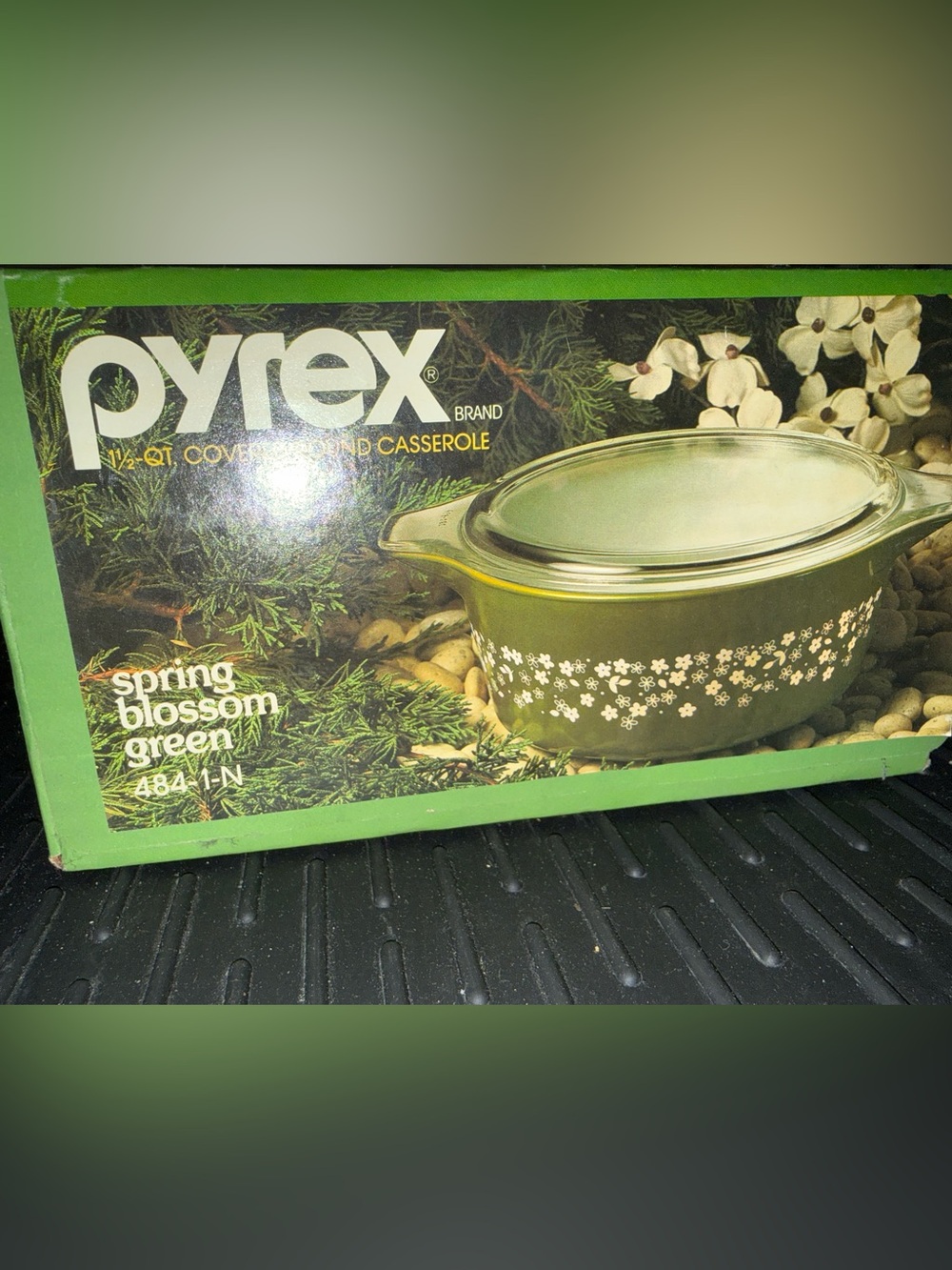 Vintage Pyrex NIB Spring Blossom Green Casserole Dish 1.5 QT
484-1-N - Picture 2 of 6